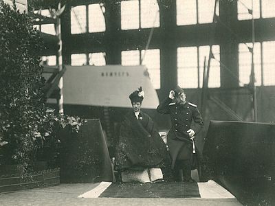 Присутствовавшие на спуске крейсера второго ранга «Жемчуг» Император Николай Второй с матерью Марией Федоровной, 1903 год
