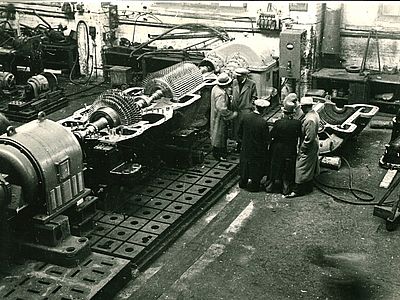 Осмотр первой газотурбинной установки, спроектированной гл. конструктором С.М. Жербиным, 1947 год