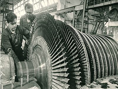 На сборке ротора турбины, 1930 год