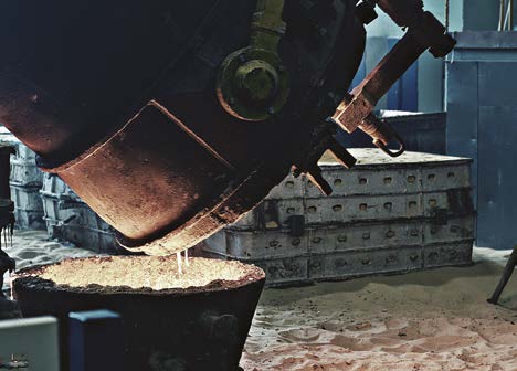 Разливка металла на плавильно-заливочном участке «Невского завода»